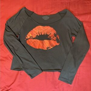 lips graphic off the shoulder long sleeve , cropped
